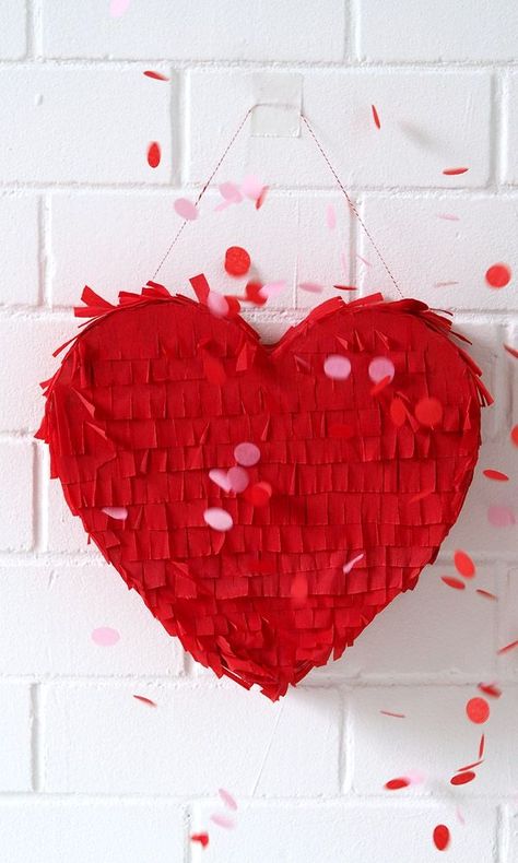 Piñata Valentines Day, Valentines Pinata, Valentines Day Fondos, Valentine Pinata, Heart Piñata, Heart Pinata, Taylor Swift Birthday Party Ideas, 18th Birthday Party Themes, Valentinstag Party