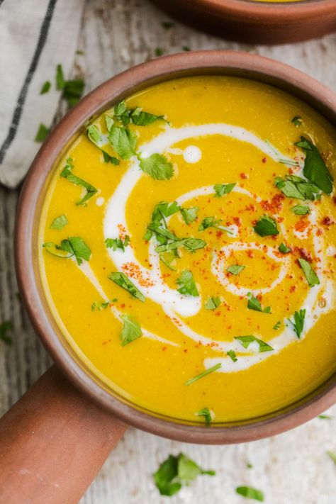 Summer Squash Soup & Variation Tips #food via @NaturallyElla  http://naturallyella.com/summer-squash-soup/ Summer Squash Soup, Yellow Squash Soup, Summer Squash Recipes, Yellow Squash Recipes, Squash Soup Recipe, Summer Soup, Yellow Squash, Squash Soup, Summer Squash