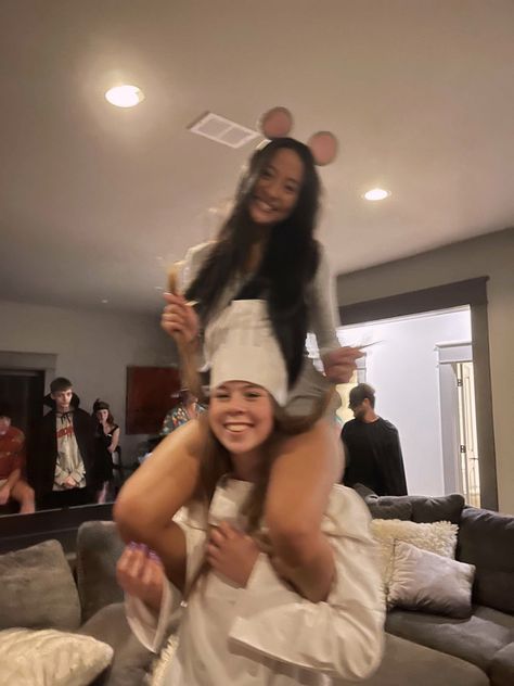 Halloween Costumes Roomate, Wlw Costumes, Ratatouille Costume, Partner Costumes, Halloween Duos, Cute Group Halloween Costumes, Duo Halloween Costumes, Mouse Costume, Holloween Costume