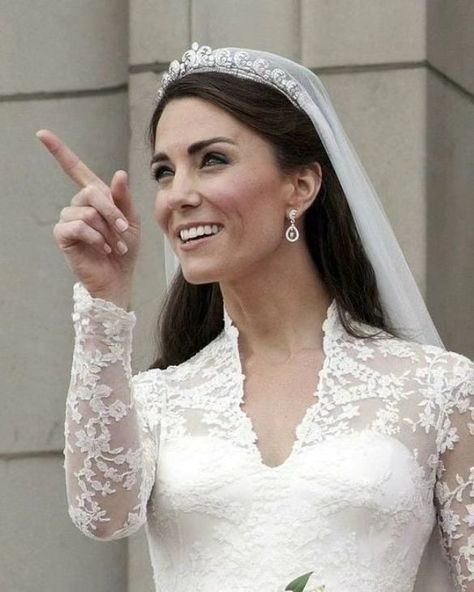 #katemiddleton #princessofwales #catherineelizabethmiddleton #britishroyalfamily Kate Middleton Style Outfits, Princesse Kate Middleton, Kate Middleton Wedding, Royal Wedding Dress, Beautiful Beach Wedding, Vintage Princess, Catherine Middleton, Royal Weddings, Ideal Wedding