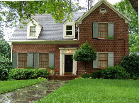 Brick house with blue shutters Colored Shutters, Shutters Brick House, House Exterior Colors Blue, Red Shutters, Green Shutters, Black Shutters, Orange Brick, House Shutters, Blue Shutters