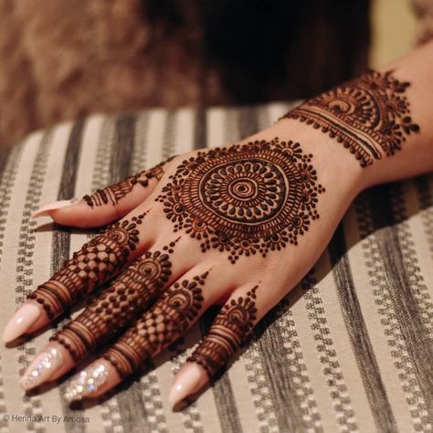 Mehndi Designs Finger, Round Mehndi, Round Mehndi Design, Henne Tattoo, Inai Pengantin, Wedding Mehendi, Modern Mehndi, Henna Inspo, Tato Henna