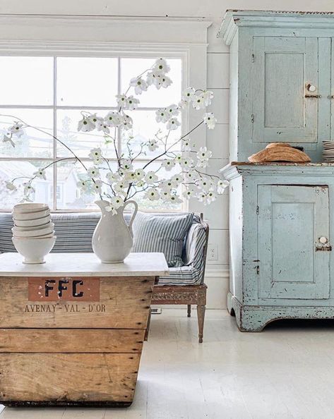 Fresh Farmhouse, Townhouse Designs, Dreamy Whites, Home Design Diy, Unique Coffee Table, French Farmhouse, Vintage Table Lamp, Spring Blooms, Front Room