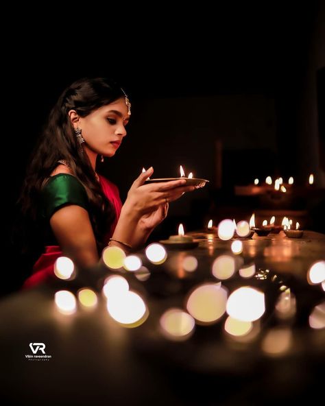 Deepavali Photoshoot Ideas, Diwali Stills, Karthigai Deepam Photography, Diwali Couple Pics, Deepavali Photoshoot, Diwali Look For Women Indian, Diwali Photography Poses For Couple, Diwali Couple, Diwali Pic