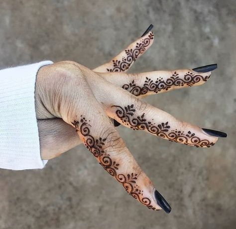 Women Over 60 Fashion, How To Make Henna, Jeans Hijab, Short Mehndi Design, Men Outfit Ideas, Henna Inspiration, Arabic Henna Designs, Mehndi Designs 2018, Outfit Ideas Casual