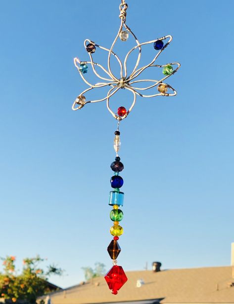 Chakra Wind Chimes, Bead Art Ideas Easy, Wire Lotus Flower, Wire Wrapped Suncatcher, Wire Suncatcher Diy, Suncatchers Made Out Of Beads, Beads And Wire Sun Catcher, Bead Suncatcher Diy, Bead And Wire Crafts