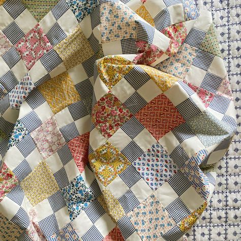 Four Patch Quilt Ideas, 9 Patch Quilt Ideas Block Patterns, Square Quilt Patterns Easy, Basic Quilt Patterns, Coin Quilts, Simple Patchwork Quilt, Charm Pack Patterns, Creative Quilts, 16 Patch Quilt