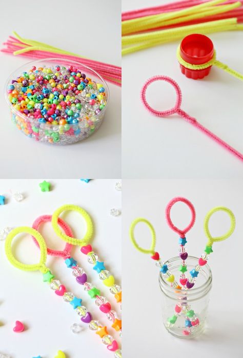 DIY Bubble Wand Tutorial Craft for Kids Diy Bubble Wand, Wand Tutorial, Bubble Table, Craft Pipe Cleaner, Bubble Wand, Bubble Party, Pipe Cleaner Crafts, Diy And Crafts Sewing, Bubble Wands