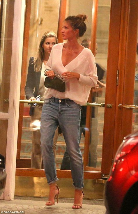 Boyfriend Jeans Kombinieren, Low Cut Top, Gisele Bündchen, Fashion For Women Over 40, Gisele Bundchen, Vogue Australia, Summer Fashion Trends, Outfit Idea, Cute Fashion