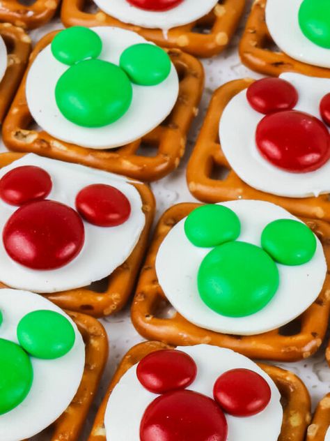 Disney Christmas Party, Christmas Mickey Mouse, Holiday Snack, Yummy Bites, Disney Desserts, Food Decorations, Christmas Mickey, Salty Treats, Best Christmas Recipes