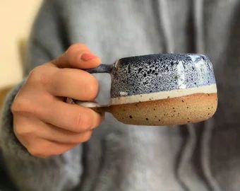 Beginner Pottery, Mug Pottery, Sculptures Céramiques, Pottery Glazes, Pottery Crafts, Ceramics Pottery Art, Pottery Cups, Pottery Mug, Ceramics Projects