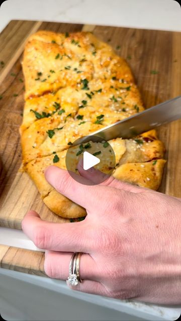 Easy Calzones, Pizza Croissant, Cheesy Garlic Bread Recipe, Canned Biscuit, Pizza Calzone, Calzone Recipe, Calzone Pizza, Cooking Substitutions, Quick Treats