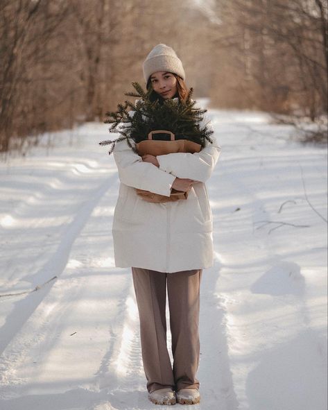 Xmas Photos Aesthetic, Winter Travel Photography, Winter Aesthetic 2023, Winter Photoshoot Aesthetic, Winter Photoshoot Ideas, Christmas Photography Family, Winter Portrait, Snow Photoshoot, Winter Portraits