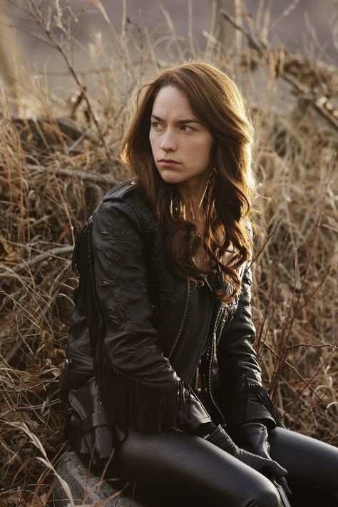 I'm fairly convinced that Wynonna and Jessica jones are the same person Van Helsing Tv Show, Melanie Scrofano, Waverly And Nicole, Wynonna Earp, Escape Reality, Badass Women, Film Serie, Cultura Pop, Serie Tv