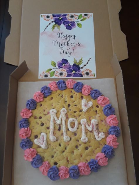 Mom Cookie Cake, Mothers Day Cookie Cake Ideas, Mothers Day Cookie Cake, Cake For Mothers Day, Mothers Day Desserts, Mather Day, Pizza Cake, Cookie Cakes, Mother Day Message