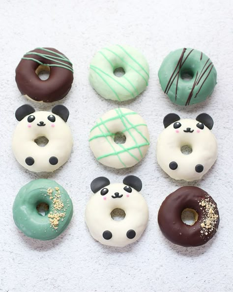 Panda donuts by @christinascupcakes Confectionary Art, Vegan Macarons, Bolo Panda, Fancy Donuts, Donut Decorating Ideas, Panda Day, Donut Art, Panda Party, Cute Donuts