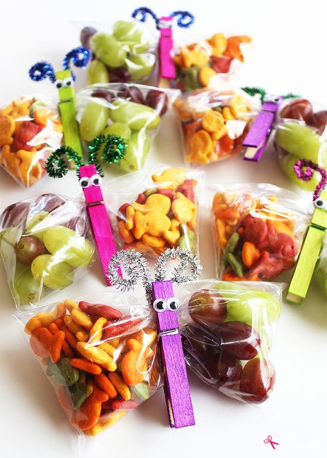 Butterfly Snack Bags, Butterfly Snacks, Classroom Snacks, Healthy School Snacks, Camping Snacks, Creative Snacks, Classroom Treats, Preschool Snacks, Edible Crafts