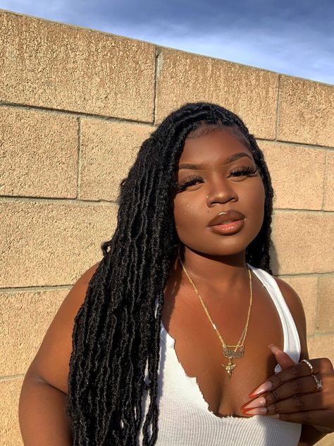 Darkskin Braids Colors, Soft Locs On Dark Skin, Brown Faux Locs On Dark Skin, Chocolate Brown Soft Locs, Chocolate Brown Faux Locs, Bufferfly Locs, Boho Locs, Brown Girls Makeup, Beautiful Black Hair