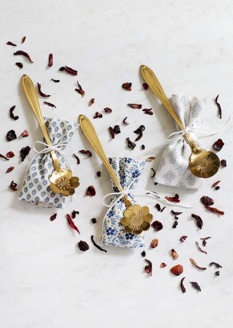 Send guests home with these gold tea spoons and individual looseleaf floral tea bags! This simple DIY favor is perfect for a baby shower, bridal shower or wedding! Around $1 each! #weddingfavors #showerfavors #diyfavors Baby Shower Tea Party Favors, High Tea Party Favors, Party Cart, Baby Shower Favor Ideas, Tea Sachet, Tea Bag Favors, Tea Party Favor, Baby Shower Thank You Gifts, Fan Favors