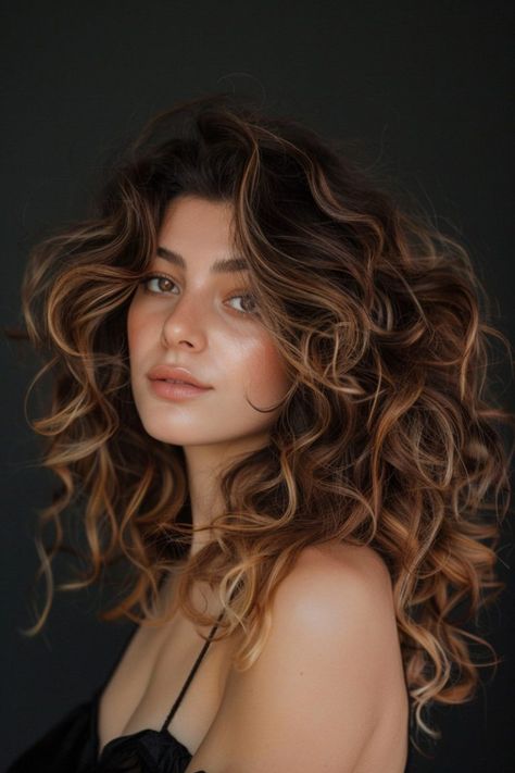 22 Stunning Caramel Balayage Hairstyles That Will Make You Want to Go Lighter Caramel Balayage Brunette, Hairstyles For Diamond Face Shape, Hairstyles For Diamond Face, Curly Balayage, Curly Balayage Hair, Diamond Face Hairstyle, Balayage Hair Caramel, Balayage Hairstyles, Trending Hair