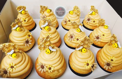 Bee Gender Reveal Cupcake Ideas, Bee Cupcakes Gender Reveal, Bumble Bee Treats, Bumble Bee Desserts, Bee Themed Cupcakes Shower Ideas, Bee Hive Cupcakes, Bumble Bee Cupcakes Ideas, Honey Bee Cupcakes, Bee Cupcakes Ideas