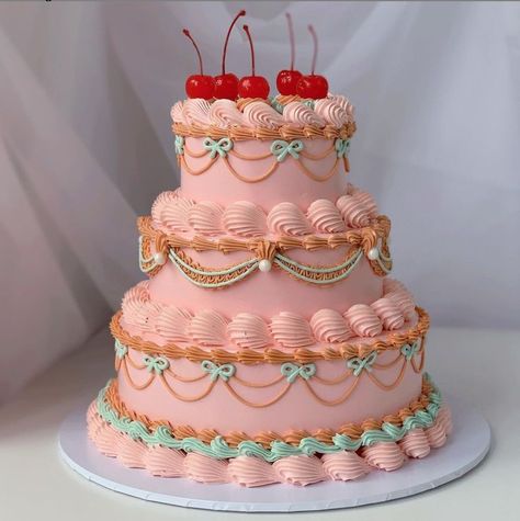 Vintage Tier Cake, Marie Antoinette Cake Design, Vintage Inspired Birthday Cakes, Retro Vintage Cake, Marie Antoinette Birthday Cake, Marie Antoinette Wedding Cake, Marie Antoinette Cakes, Vintage Buttercream Wedding Cake, Marie Antoinette Cake Inspiration