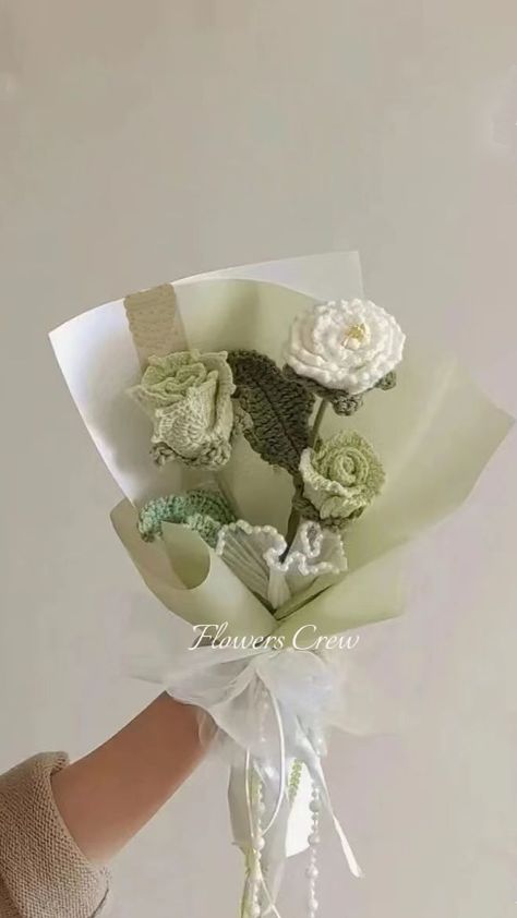 Crochet rose bouquet in light green. A handmade gift is the perfect way to show someone you care, especially for a birthday. Green And White Roses, Crochet Flower Bouquet, Diy Bouquet Wrap, Handmade Bouquets, Crochet Fairy, Flower Bouquet Diy, Crochet Bouquet, Birthday Inspo, Crochet Keychain Pattern