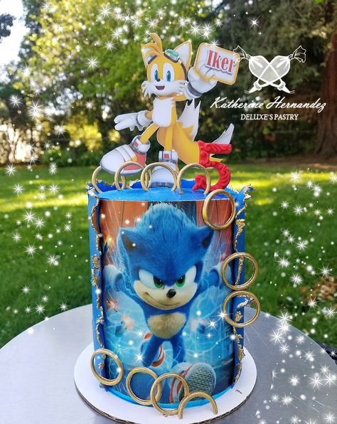 Sonic Tails Cake, Tails Cake Sonic, Sonic Buttercream Cake, Sonic Fondant Cake, Cake Sonic Ideas, Sonic Two Tier Cake, Sonic Birthady Table, Sonic The Hedgehog Cake, Sonic Cake