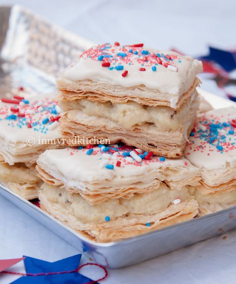 Independence Day Tompouce - a typically Dutch treat, but now for the 4th of July! Dutch Cake, Vanilla Slice, Custard Slice, Orange Icing, Puff Pastry Filling, Pink Icing, Dutch Recipes, Pudding Desserts, Pastry Cream