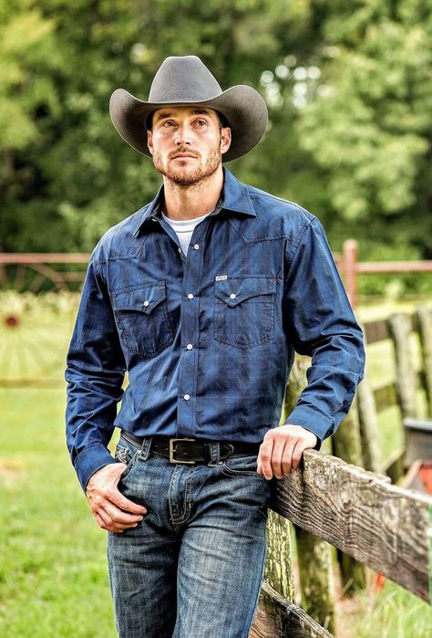 hot cowboy by fence Cowboy Clothes For Men, Hot Cowboy, Country Man, Cowboy Images, Handsome Men Quotes, Men Quotes Funny, Cowboys Men, Handsome Arab Men, Cowboy Up