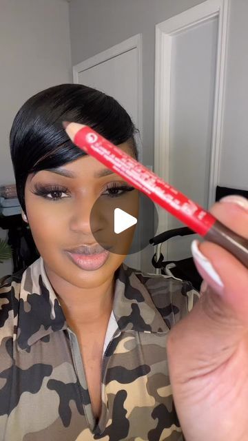 Lιи∂ѕєу Zσиєé on Instagram: "Want fuller lips ? Let me show you how 💋(even though my lips already big😂😂😂) First over line your lips with a brown liner ! Todays lip combo is featuring the coin collector lip liner from @onesize Add a nude lip stick in the middle which is #55 driver from @maybelline super stay matte ink And add something glossy to give the illusion of bigger lips ! I’m using the @morphebrushes and @meredithduxbury eye face and lip gloss which is a purse must have ! This is my fav lip combo! Definitely a combo for any complexion. You can either make it more brown than nude or more nude than brown! Try it and let me know what you think💋😘" How To Line Double Lined Lips, Lip Liner Tutorial Black Women, Nude Lip Combos For Black Women, Brown Red Lip Combo, How To Do Lip Liner And Gloss, How To Make Lips Look Bigger, How To Line Your Lips, Nude Lip Combo Brown Skin, How To Do Lip Liner