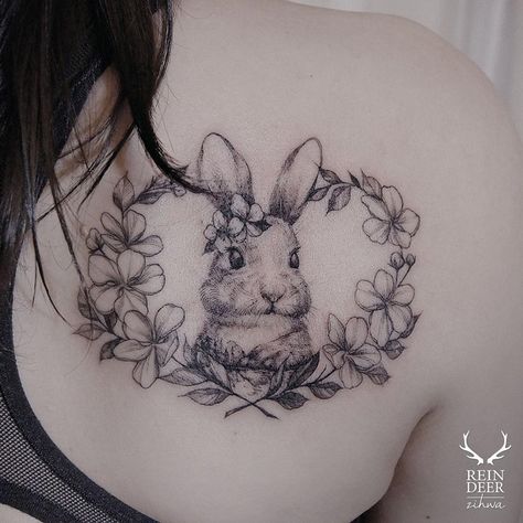 Fluffy bunny on woman's shoulder blade, with a floral border frame. Hase Tattoos, Tato Flash, Bunny Tattoos, Rabbit Tattoos, Flowers Tattoo, Trendy Tattoos, Tattoo Flash, Piercing Tattoo, First Tattoo