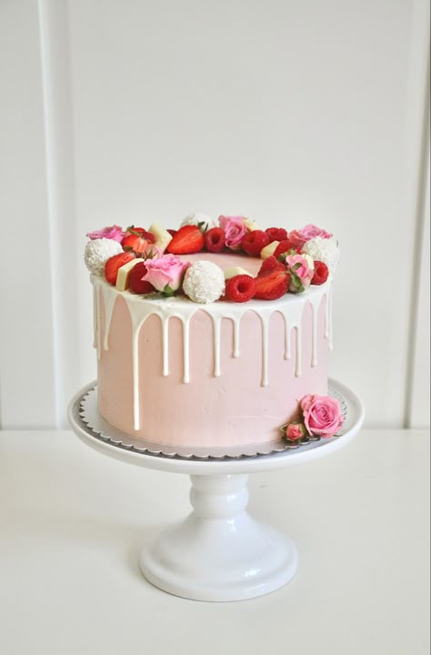 Berry Themed Cupcakes, Berry 1st Birthday Party Cake, Raffaello Cake Decoration, Pink Birthday Cake With Strawberries, First Birthday Cake Strawberry, First Birthday Berry Cake, Berry Sweet 1st Birthday Cake, Strawberry Themed Birthday Cake, Strawberry Birthday Cake For Women