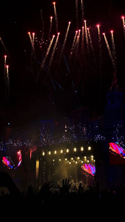 #concert #fireworks #aesthetic #dream Concert Fireworks, Aesthetic Fireworks, Fireworks Aesthetic, Aesthetic Dream, Concert Aesthetic, Fireworks, Concert