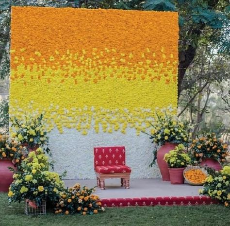 Outdoor Mehndi, Marriage Stage Decoration, Marriage Stage, Haldi Decorations, Mini Pelamin, Leaf Decor Wedding, Casual Wedding Decor, Home Gardening Ideas, Haldi Decoration Ideas