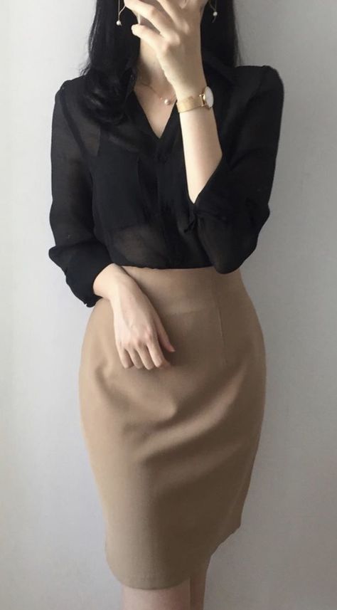 Woman In Corporate Attire Aesthetic, Business Outfits Skirt Office Style, Aesthetic Office Outfit Korean, Ulzzang Work Outfit, Korean Professional Outfits Women, Professional Outfits Women Aesthetic, Business Formal Outfits For Women Skirt, Business Casual Outfits For Women Skirts Office Style, Korean Work Outfits Women