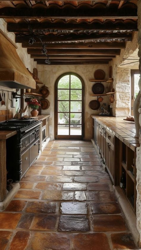 Spanish Home Decor, Hacienda Style Homes, Italian Farmhouse, Mexico House, Mediterranean Kitchen, Italian House, Tuscan Kitchen, Mexican Home, Rustic Kitchen Design