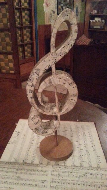 centros de mesa con notas musicales para fiestas Music Centerpieces, Music Themed Decor, Jazz Party, Sheet Music Crafts, Music Themed Parties, Music Themed Wedding, Music Crafts, Music Decor, Music Party