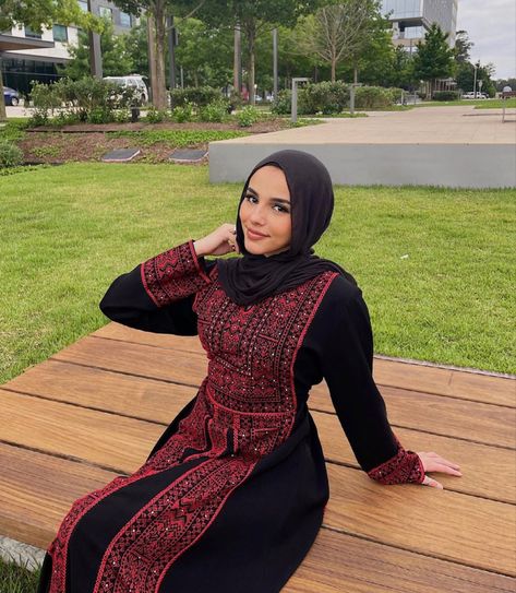 Palastain Dress, Galabia Dress Arabic, Kuffiyeh Style, Yemeni Dress, Jordanian Women, Jordanian Dress, Arabic Outfit, Yemeni Clothes, Arab Dresses