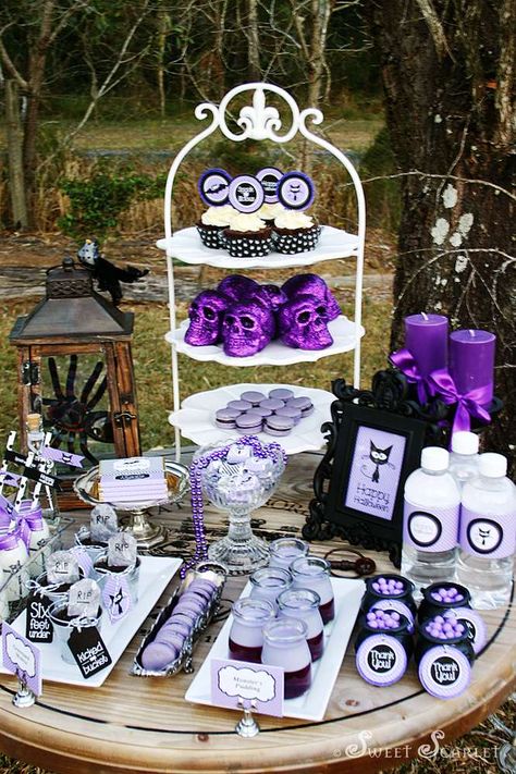 Halloween Tablescape for Kids Halloween Party Ideas | Photo 2 of 23 | Catch My Party Halloween Wedding Centerpieces, Halloween Wedding Favors, Postres Halloween, Bar A Bonbon, Halloween Decor Diy, Halloween Sweets, Manualidades Halloween, Purple Halloween, Festa Party