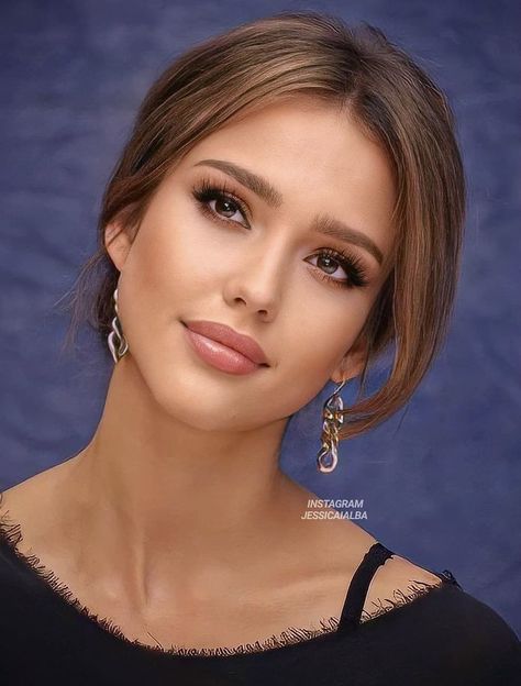 Celebrities With Brown Hair, Jessica Alba 2000s, Jessica Alba Hair Color, Jessica Alba Makeup, Young Jessica Alba, Jessica Alba Hair, Carrie Underwood Photos, Brown Hair Brown Eyes, Celebrity Beauty