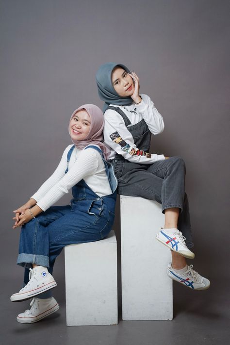 Photobox Ideas Pose Couple, Self Foto, Ootd Foto, Studio Photoshoot Ideas, Studio Poses, Casual Hijab, Casual Hijab Outfit, Studio Photoshoot, Photo Box