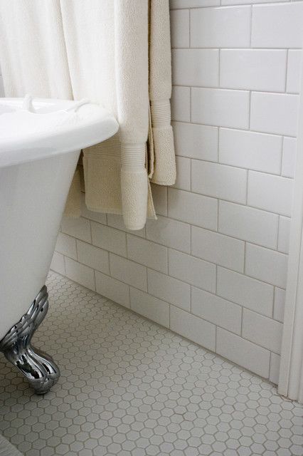 Hexagon tiles with subway wall tiles installed with taupe grout - now that's how it should be done! Scandinavian Condo, Hexagon Bathroom, Classic White Bathrooms, 1920s Bathroom, Hexagon Tile Bathroom, Condo Inspiration, Craftsman Bathroom, Hexagon Tile, Bathtub Walls