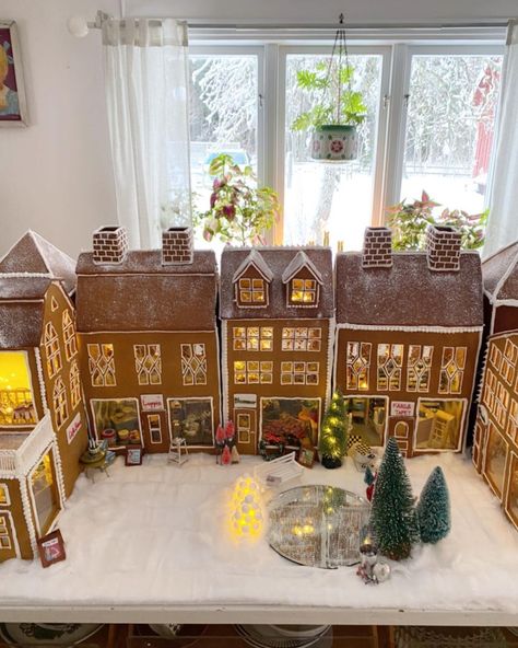 Gingerbread Row House Ideas, Gingerbread Up House, Gingerbread Bakery House, Snowy Gingerbread House, Gingerbread House Town, Extravagant Gingerbread House, Elaborate Gingerbread Houses, Gingerbread Neighborhood, Gingerbread House Plans