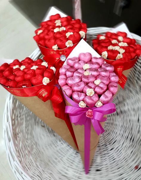 Brownie Bouquet, Mini Candy Bouquet, Mini Chocolate Bouquet, Paper Rose Craft, Candy Gifts Diy, Chocolate Flowers Bouquet, Chocolate Bouquet Diy, Easy Valentine Crafts, Valentine's Day Gift Baskets