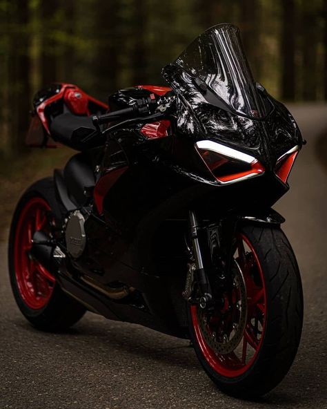 Red And Black Motorcycle Helmet, Kawasaki Ninja H2r Black And Red, Black And Red Motorcycle, Bike Aesthetic Wallpaper, Red And Black Motorcycle, Driving Lamborghini, Taylor Swift Laptop, Kawasaki Bike, Moto Ninja