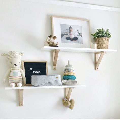 Floating Shelves Kids Room, Nursery Shelves Decor, Wall Shelf Office, Shelf Office Decor, Barn Rum, Nursery Shelving, Montessori Bookcase, Office Decor Minimalist, Montessori Shelves