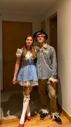 Dorthy Costume Ideas Couple, Quick Halloween Couple Costumes, Easy Hollowed Costumes For Couples, Couple Scarecrow Costume, Mamma Mia Couples Costume, Movie Couple Costume Ideas, Alice In Wonderland Couple Costume, Scarecrow Couple Costume, Costume Ideas Horror