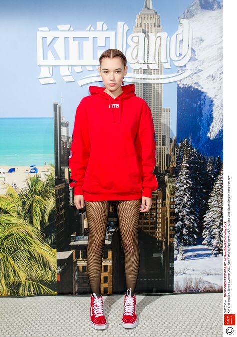 For Sarah Snyder, matching the colour of her clothes and shoes is the only way forward. Here she is at the KITH SS17 show during New York Fashion Week looking skater-sleek in a red KITH oversized hoodie and red Vans, finished with black fishnets Red Vans Outfit, Concert Outfit Black Women, Concert Outfit Black, Sarah Snyder, Outfit Black Women, Vans Outfit, Summer Fashions, Red Vans, Clothes And Shoes