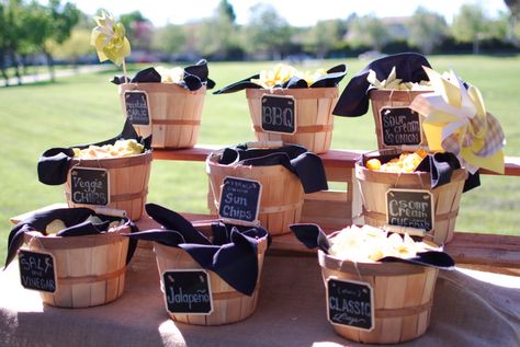 Potato chip buffet in bushel baskets with chalkboard tags, pinwheels, and burlap for a tablecloth Potato Chip Bar Wedding, Chip Station Wedding, Buffet Tags Ideas, Wedding Crisp Station, Chip Bar Wedding, Chip Display For Party, Chip Buffet, Potato Chip Bar, Buffet Table Ideas